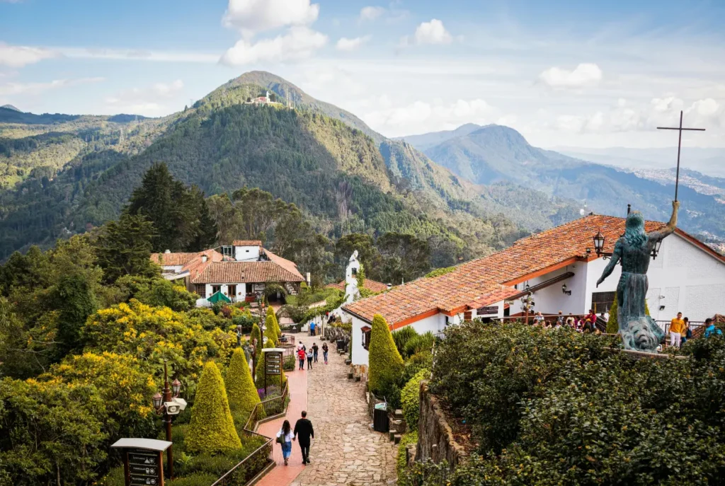 Vue du Cerro de Monserrate à Cerro de Guadalupe avec chemin de croix, Bogota, Colombie, Amérique du Sud